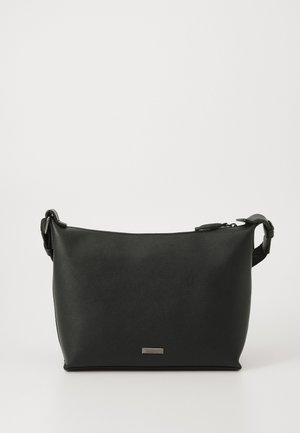 Bolso bandolera de imitación de cuero negro con cierre de cremallera, textura suave y un pequeño detalle de logo metálico. Correa ajustable con un diseño de nudo.