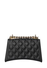 Borsa a tracolla nera trapuntata in pelle con forma curvata. Presenta una tracolla in catena color oro e una cucitura dettagliata a motivo a rombi.