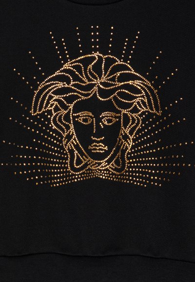 Svart sweatshirt med ett guldstrassdesign av ett ansikte med vågigt hår, omgiven av strålar av mindre strass.