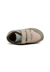 Sportschuh mit einer Kombination aus hellblauen, beigen, rosa und grünen Materialien; ausgestattet mit zwei Klettverschlüssen und einer strukturierten Sohle.