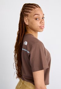 The North Face ZUMU TEE - T-shirts med print - smokey brown