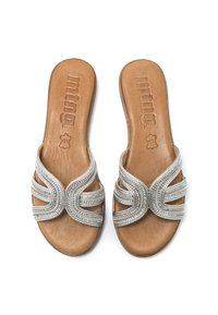 Infradito con una soletta in pelle marrone e fasce intrecciate in metallo argento con design ondulato. Suola piatta con marchio impresso.