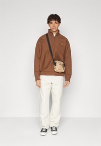 Carhartt WIP HALF ZIP AMERICAN SCRIPT - Sudadera - lumber