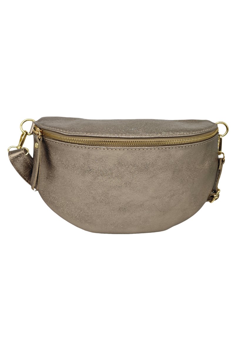 Sacoche en cuir doré métallique avec une forme courbée, fermeture zippée et une bandoulière détachable. Texture lisse avec des accents minimalistes.