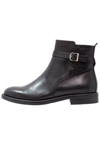 Bota de tobillo de cuero negro con una correa y un detalle de hebilla, puntera redondeada y acabado texturizado. Tacón bajo apilado y suela suave.