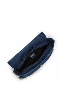 Pochette blu navy con un'esterno texturizzato a ondulazioni, chiusura con zip e etichetta interna con marchio. Presenta un design semplice ed elegante.