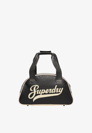 Bolsa de deporte Superdry negra y beige con asas doblemente cosidas y cierre de cremallera, diseñada para uso casual o deportivo.