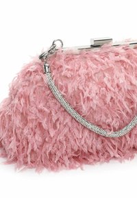 Rosa fjädrad clutchhandväska med ett silvermetallisk lås och en dekorativ rhinestone-rem. Texturerad yta ger visuell intress.