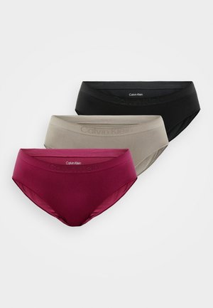 Conjunto de ropa interior para mujer de Calvin Klein que incluye tres pares: negro, topo y burdeos. Tela suave con cinturilla elástica y detalle del logo.