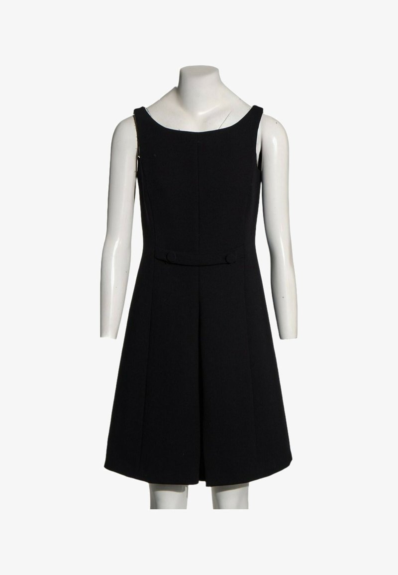 Robe noire sans manches longueur genou avec taille cintrée et légère évasée, présentée sur un mannequin blanc sur fond blanc.