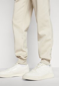 Pier One 2 PACK - Trainingsbroek - tan/brown