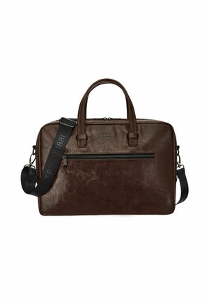 Donkere bruine leren aktetas met twee handvatten, een horizontaal voorvak met ritssluiting en een zwarte verstelbare schouderriem met merklogo.
