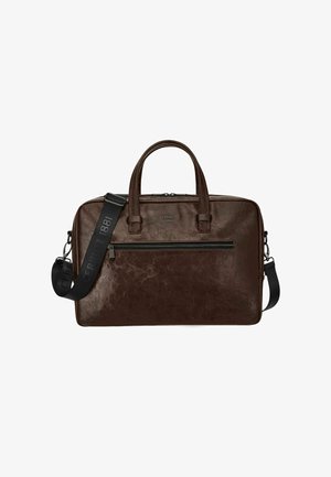 Tmavohnedá kožená aktovka s dvoma rukoväťami, predným horizontálnym vreckom na zips a čiernym nastaviteľným ramenným popruhom s logom značky.
