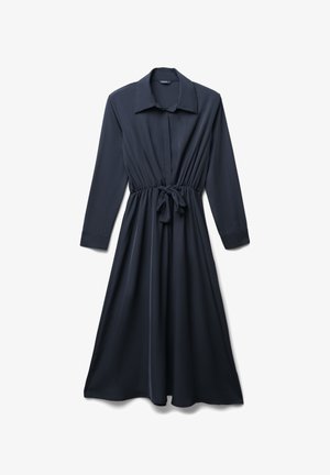 Abito midi a maniche lunghe di un blu navy scuro, con colletto, chiusura frontale con bottoni, vita cintrata e dettaglio della cintura annodata.