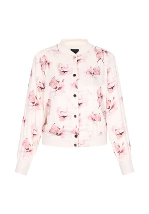 Lichtroze bomberjack met bloemenprint, knopen aan de voorkant, geribde kraag, manchetten en zoom, weergegeven op een witte achtergrond.
