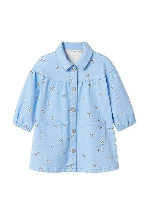 Lyseblå kjole til småbørn med lange ærmer, knapper foran, to lommer og et lille mønster med hvide og sorte sommerfugle.
