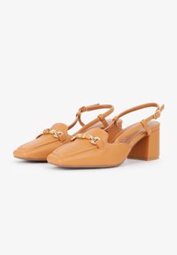 Skórzane buty typu slingback w odcieniu brązowym z kwadratowym noskiem, złotym łańcuszkiem na przodzie oraz średnim obcasem blokowym. Miękka tekstura z polerowanym wykończeniem.
