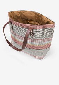 Borsa in tessuto intrecciato con un motivo a strisce multicolori, dotata di manici in pelle marrone e una fodera in tessuto marrone con tasche interne.