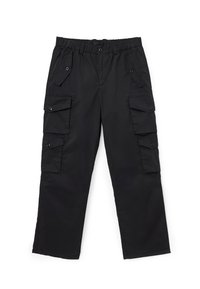 Pantalons cargo noirs avec une taille élastique, plusieurs poches latérales et un tissu lisse et léger. Présente des détails de couture subtils.