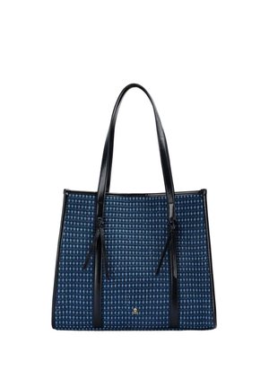 Bolsa tote azul con un diseño estampado, con asas y bordes de cuero negro, con un pequeño emblema de calavera cerca del centro inferior.