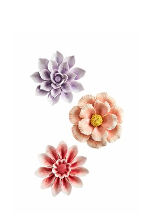 Tre detaljerede kunstige blomster i lilla, lyserød med gul midte og røde nuancer arrangeret på en hvid baggrund.