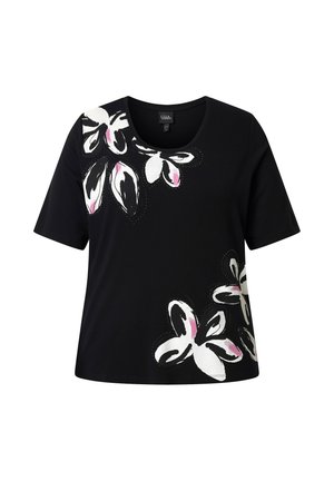 Černá košile s krátkým rukávem a kulatým výstřihem s velkými bílými květinovými vzory doplněnými růžovými a černými štětcovými detaily na rameni a lemu.