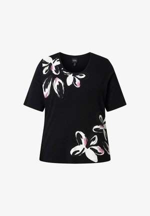 Czarna koszula z krótkim rękawem i okrągłym dekoltem, ozdobiona dużymi białymi kwiatowymi nadrukami z akcentami różu i czarnych pociągnięć pędzla na ramieniu i krawędzi.