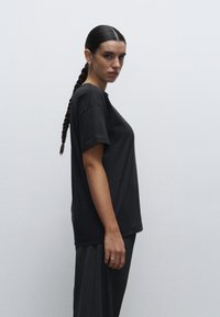 Henry Tiger TRUE BLANKS - CONTEMPORARY OVERSIZED - Jednoduché tričko - black