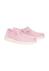 Chaussures tricotées roses avec des semelles blanches mouchetées, présentant un bout rond, un design à lacets et une doublure intérieure texturée pour le confort.