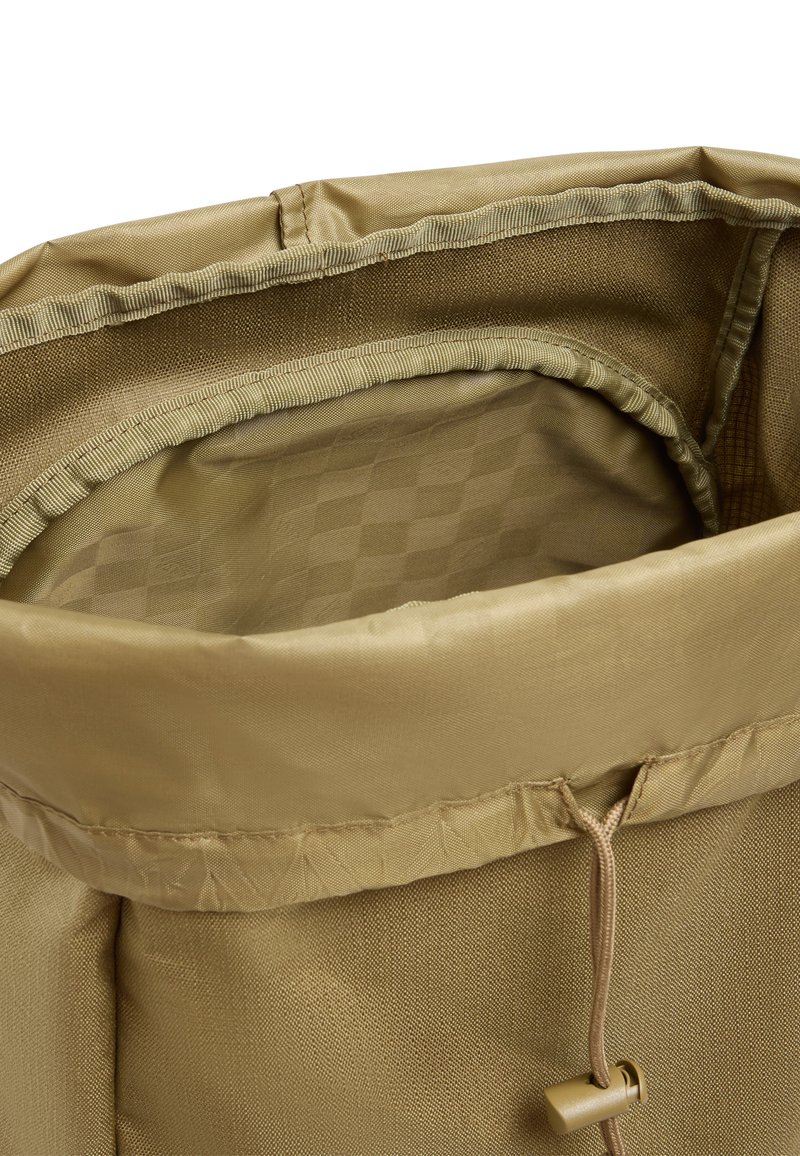 Bolsa de rollo hecha de tela texturizada color tostado, con un interior suave y un cierre de cuerda con un tope. El interior tiene un patrón de tablero de ajedrez.