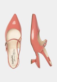 Talons en cuir verni corail avec des bouts pointus, une bride de cheville et un petit talon carré. Présentent un design découpé et une semelle intérieure rembourrée.