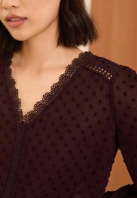 Love & Roses V NECK TRIM DOBBY - Blūze - berry red