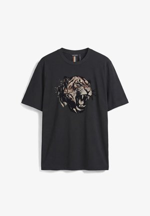 Camiseta negra de manga corta con un gran gráfico de la cabeza de un tigre rugiente en tonos marrón, beige y negro centrado en la parte delantera.