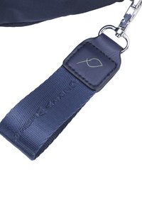 Cinghia in tessuto navy con superficie in nylon testurizzato, inserti in pelle con logo a forma di foglia e accessori in metallo argentato per il fissaggio.