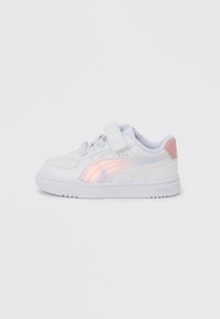 Λευκός συνθετικός αθλητικός παπούτσι με λουράκι βέλκρο, στρογγυλεμένη μύτη και διακριτικές ιριδίζουσες ρίγες. Ροζ λεπτομέρεια στη φτέρνα. Επίπεδη σόλα από λάστιχο.