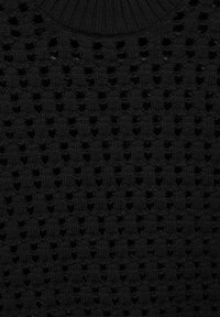 Schwarzer gestrickter Pullover mit einem strukturierten Muster und kleinen Löchern. Der gerippte Halsausschnitt verleiht dem Design Struktur.