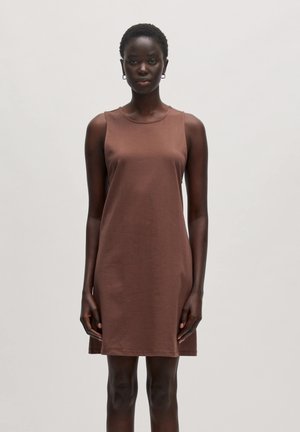 Braunes ärmelloses Kleid aus weichem, glattem Stoff, mit rundem Ausschnitt und geradem Schnitt, der bis zur Mitte des Oberschenkels reicht. Einfaches und minimalistisches Design.