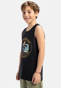 Camiseta sin mangas de algodón negro con un gráfico redondo que presenta olas y peces en azul y naranja. Textura suave, diseño sin mangas, corte casual.