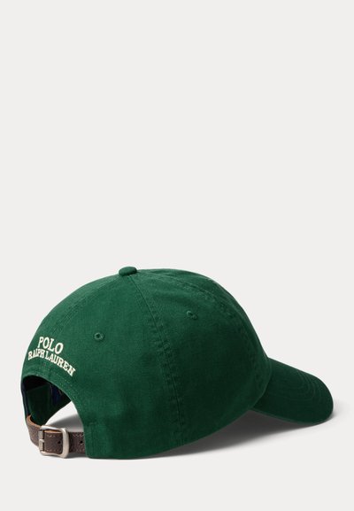 Σκούφο καπέλο του μπέιζμπολ σε σκούρο πράσινο χρώμα με κεντημένο το κείμενο "Polo Ralph Lauren" στο πίσω μέρος και ρυθμιζόμενο καφέ δερμάτινο λουράκι με μεταλλικό αγκράφα.