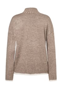 Hellbrauner, gestrickter Pullover mit hohem Kragen, überschnittenen Schultern und gerippten Bündchen. Verfügt über ein gewelltes weißes Saumdetail.