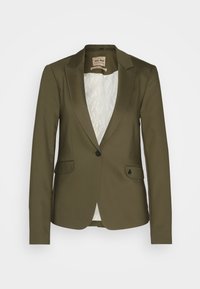Zielony marynarka w oliwkowym odcieniu, z wyprofilowanymi klapami szczytowymi, pojedynczym zapięciem na guzik i dwoma przednimi kieszeniami. Podszyta teksturowaną jasną tkaniną.