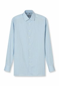 Hellblaues Hemd mit langen Ärmeln, verziert mit dünnen weißen vertikalen Streifen, Knopfleiste vorne, Kragen und ein-Knopf-Manschetten.