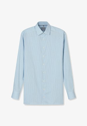Hellblaues Hemd mit langen Ärmeln, verziert mit dünnen weißen vertikalen Streifen, Knopfleiste vorne, Kragen und ein-Knopf-Manschetten.