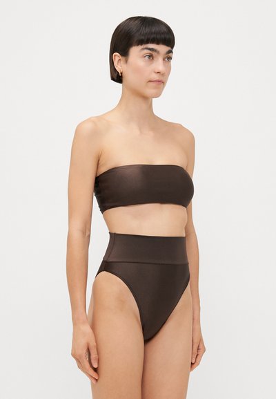 Brūns bandeau tipa bikini tops, kas apvienots ar augsto jostasvietu bikini apakšdaļām. Audums ir gluds, spīdīgs un ar minimālistisku dizainu.