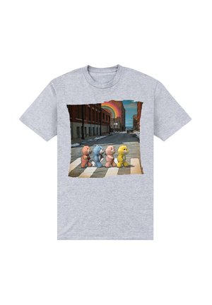 Grå T-shirt med et grafisk motiv af fire tegneserieбанer i pastelfarver, der krydser en gade, med en regnbue i baggrunden.