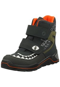 Botas altas negras con acentos naranjas, que cuentan con malla texturizada y suela de goma. El diseño incluye detalles de dientes y ojos similares a los de un tiburón. Correas de velcro.
