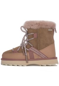 Brązowe zamszowe botki za kostkę z puszystym różowym futerkiem, beżowymi akcentami, wzorzystymi sznurowadłami oraz teksturowaną gumową podeszwą z wytrzymałym bieżnikiem.