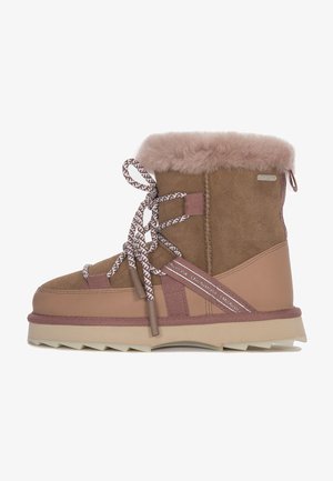 Brązowe zamszowe botki za kostkę z puszystym różowym futerkiem, beżowymi akcentami, wzorzystymi sznurowadłami oraz teksturowaną gumową podeszwą z wytrzymałym bieżnikiem.