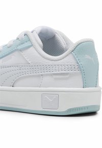 Fehér sneaker világoskék kiegészítőkkel, szintetikus bőrből készült, texturált felülettel és logóval az oldalon és a sarokon.