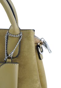 Gelbe Kunstleder-Handtasche mit einer Kettenakzent, glatter Textur, strukturiertem Design und einem silbernen Reißverschluss. Verfügt über eine passende Seitentasche.
